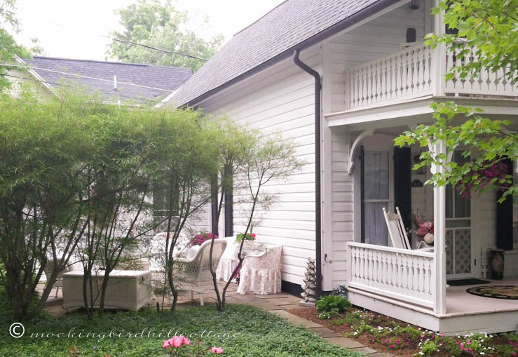 favoritecottagedetailsideyard