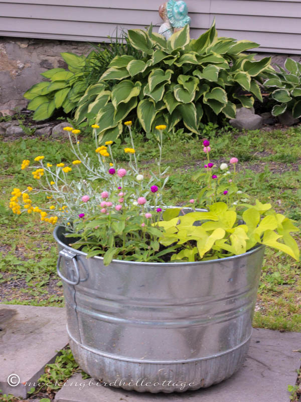 funky-patio-galvanized-tub