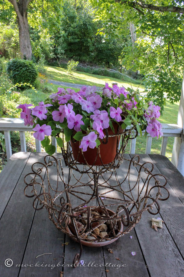 wire thingy with flowers